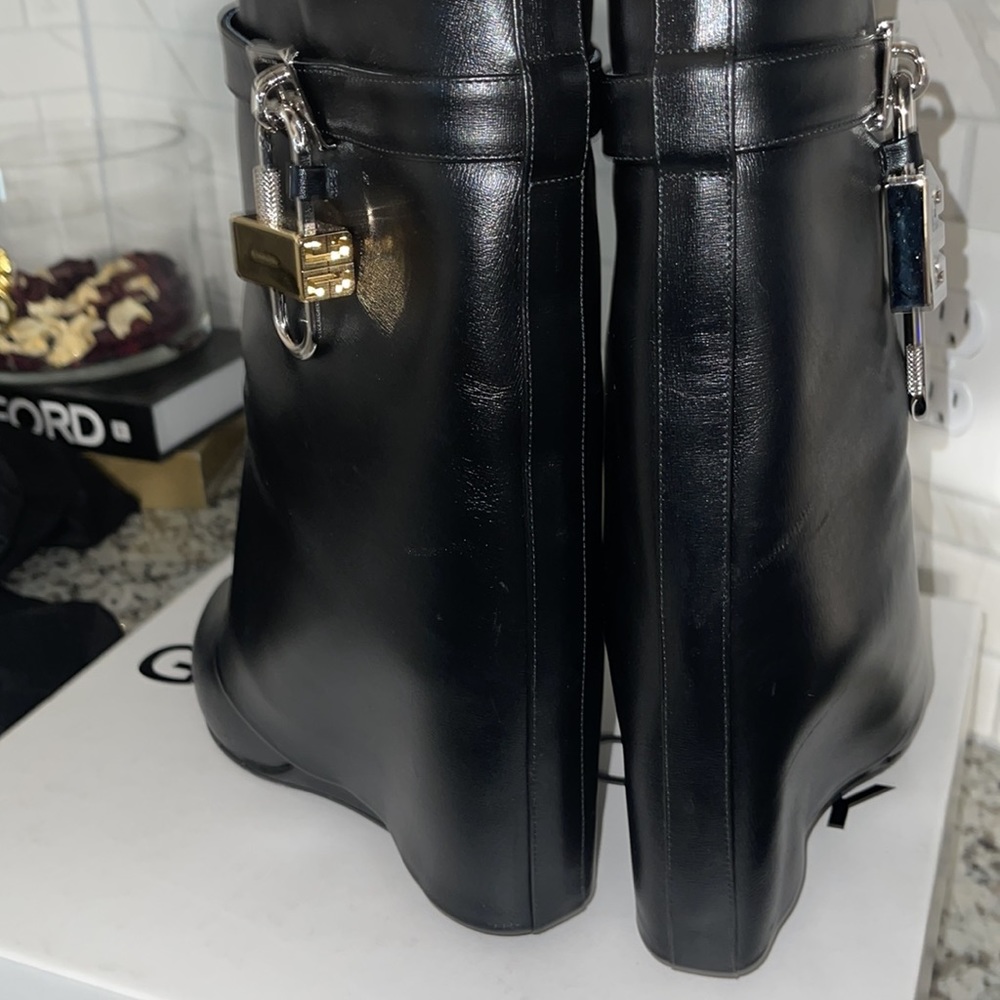 The New Givenchy
Shark lock ankle boots in leather - Picture 5 of 8